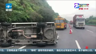 客车违规载货惹祸  一个爆胎侧翻一个撞上护栏