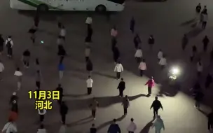 广场舞走进高校，封校期间大学生大跳广场舞，网友：感受到“女王”力量了