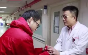 救火英雄王海滨结婚了，他为曾经救治他的医护人员送来喜糖。祝福你，英雄
