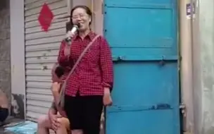 新乡大姐拿起麦克风，不为献唱只为送面！大声邀请抗洪的志愿者免费吃面，一碗热汤面满满感恩心！