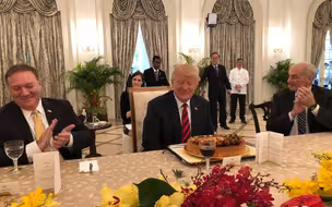 特朗普与李显龙会面 收到生日大蛋糕