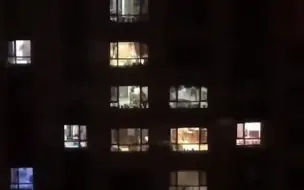 居家隔离网友拍到对面楼神同步健身：节奏一样，是同一个教练