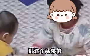 弟弟想玩姐姐的玩具姐姐不愿意，妈妈不强迫而是充分尊重姐姐，孩子反而更愿意分享了