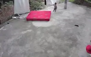 懂事！雨天来临7岁儿子独自把床垫和被子收回房间#监控下的一幕 #暖心一幕