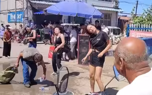 街头艺人烈日下卖力表演，老人默默上前捡走空瓶：人生百态，各有各的生存之道