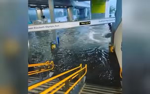 暴雨袭击伦敦 地铁和公路被淹 民宅进水