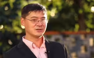 “如果你放不下一个人，怀念的是他的性格、人品，那么我建议你回头；如果你舍不得的只是，那些美好的回忆幸福时光，那我请你务必向前走。”