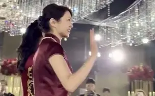 婚礼现场，亲家身着旗袍西装宛如走红毯，网友：人类高质量父母吧