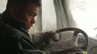 暴风雪侵袭呼伦贝尔，消防车都变成“冰箱”了，你们辛苦了！