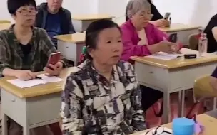 大爷大妈报班学习使用智能手机 课堂上齐刷刷拿着手机练习