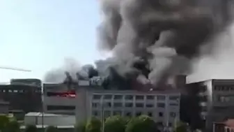浙江武义一企业厂房突发大火 现场浓烟滚滚 被困人员仍在搜救