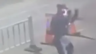 动作超帅！新疆防疫民警凌晨值守，打拳缓解疲惫，辛苦了