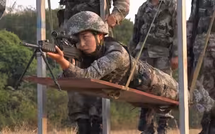一边荡秋千一边射击气球 女兵“无依托狙击”神了
