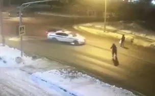 最硬核的营救 警察为救路人开车挡住飞车