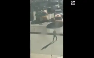 疑似纽约卡车撞人恐怖袭击嫌疑犯逃跑时的视频