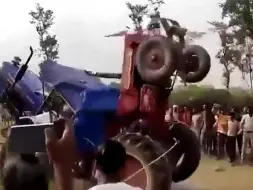 印度两男子用拖拉机“拔河”：中途一辆拖拉机“倒栽葱” 司机当场被压死