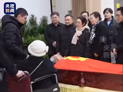“长亭外、古道边，芳草碧连天……”黄旭华院士生前最爱的《送别》，家人在告别时齐唱。黄老一路走好