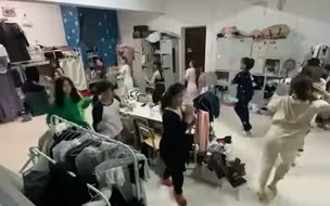 一群女生得知老师第2天要检查舞蹈作业，随后一幕令网友目瞪口呆