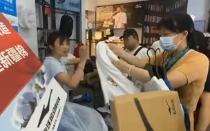 探访郑州鸿星尔克专卖店：客人爆满，连模特衣服都被扒下买走了
