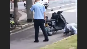 警方通报“女子给制服人员下跪”：未戴头盔被劝导，情绪激动出现下跪等行为