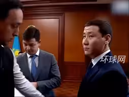 哈萨克斯坦一地方官员，在市政会议期间被反腐官员带走，现场同事们面面相觑
