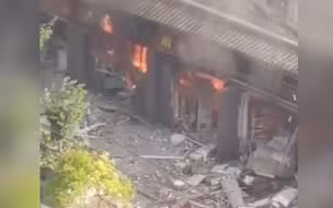 江苏徐州一烧烤店液化气泄漏爆炸：门窗被炸飞 现场满地残渣