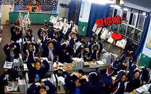 老师因事没来学校心烦一整天 晚上回家查看教室监控 下一秒暖哭了