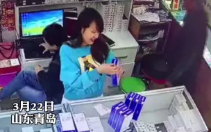 #一米八五壮汉背后偷袭女同事手腕 ，结果却被一招制服痛苦倒地，一脸不可置信