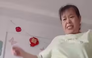 婆婆对儿媳妇拳打脚踢 嘴里骂骂咧咧 网友看完却直呼：太羡慕了