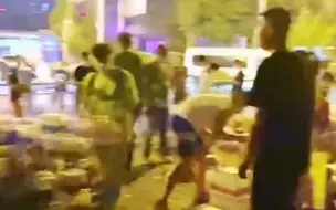 重庆巴南突发山火 市民自发捐赠物资 凌晨接力搬运