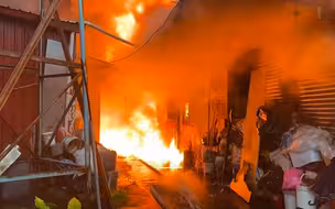 台湾新北一内存2000升废弃重油回收厂失火 现场火势猛烈伴有爆炸声