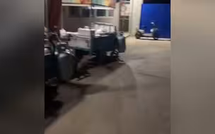 记者探访｜广渠路桥下“深夜小吃街”屡禁不止，摊贩跟城管“打游击”