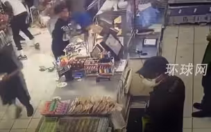 美国数十名骑自行车背书包青年于便利店“零元购”，薯片，饮料被洗劫一空，店员呆立原地