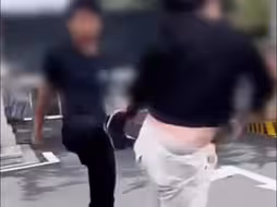 山东男孩小区门口殴打母亲，旁边多人阻拦不住，最后被民警带走