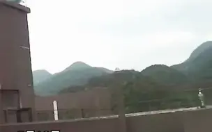 辅警从28楼顺着钢筋向上攀爬，其他同志合力救下女孩！机智果断的背后，是奋不顾身的守护！
