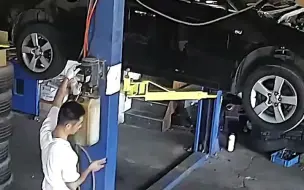 江苏南通，学徒操作不当，汽车从升降机侧翻掉落，万幸人没事。