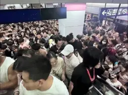 长江烟花秀撞上下班高峰，武汉网友吐槽地铁“堵车”：十几分钟才出站