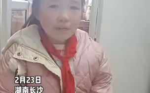 女孩被店家误会没付款回家哭诉，妈妈上门对质还孩子清白： 怕给孩子留下心理阴影