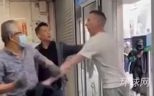 爱尔兰男子不戴口罩强闯华人超市：3次被轰出仍进店挑衅，被店主一拳撂倒