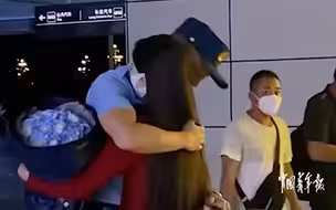 “服役期满，现已退役，请批准回家”“批准！”
