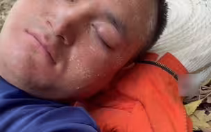 看着心疼！消防员连续灭火11小时后，拿着没吃完的面包睡着了