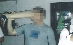 割喉阿富汗少年丑闻还没过，澳士兵又被曝光瘆人场景——用阿士兵假肢喝啤酒！