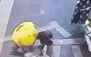暖心！女骑手送外卖摔倒饭撒一地，后方司机停车上前帮忙