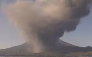 日本樱岛火山时隔近5年再次“复活”：火山灰喷至千米高