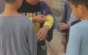 男孩帮两个打架的朋友“断案”，思路清晰气场强大，网友：比大人做的都好