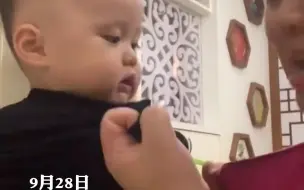 男童与妈妈互拽衣服不放手，最后的一声“妈妈”唤醒母爱