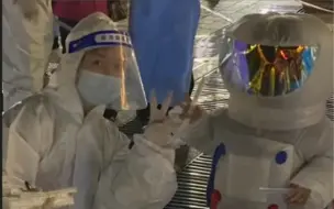 核酸检测现场萌娃开朗比耶，医护人员：也不觉得累了