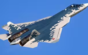 这次不是歼20，首架重型五代机正式列装，美国F-22迎来真正对手