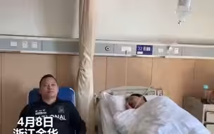 父亲坐在椅子上输液，母亲则躺在病床上休息，网友笑称妈妈没去估计爸爸早出院了！