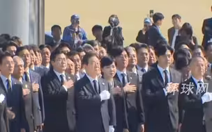 当选共同民主党总统候选人后，李在明参拜多位前总统之墓并留言： “一定和民众一起”